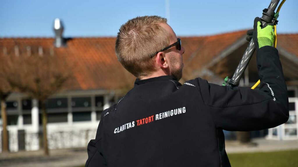 ein Facharbeiter der Tatortreinigung aus Flensburg